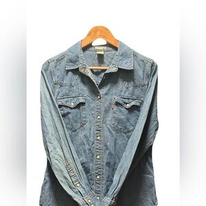 Levi’s Long Sleeved Lightweight Snap Button Shirt